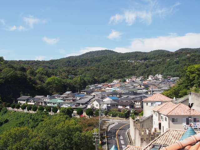 周りを自然林に囲まれた、緑豊かな住環境が魅力の町。