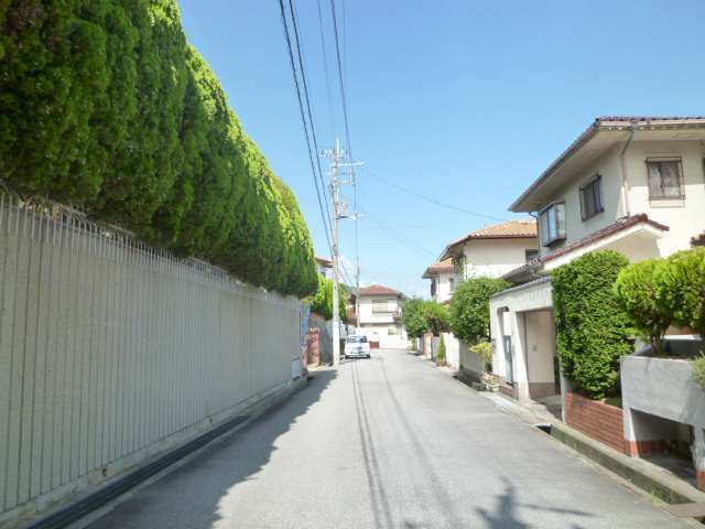 周辺は道幅が広く区画が整っており、四季の移ろいを身近に感じられる住環境が魅力です。