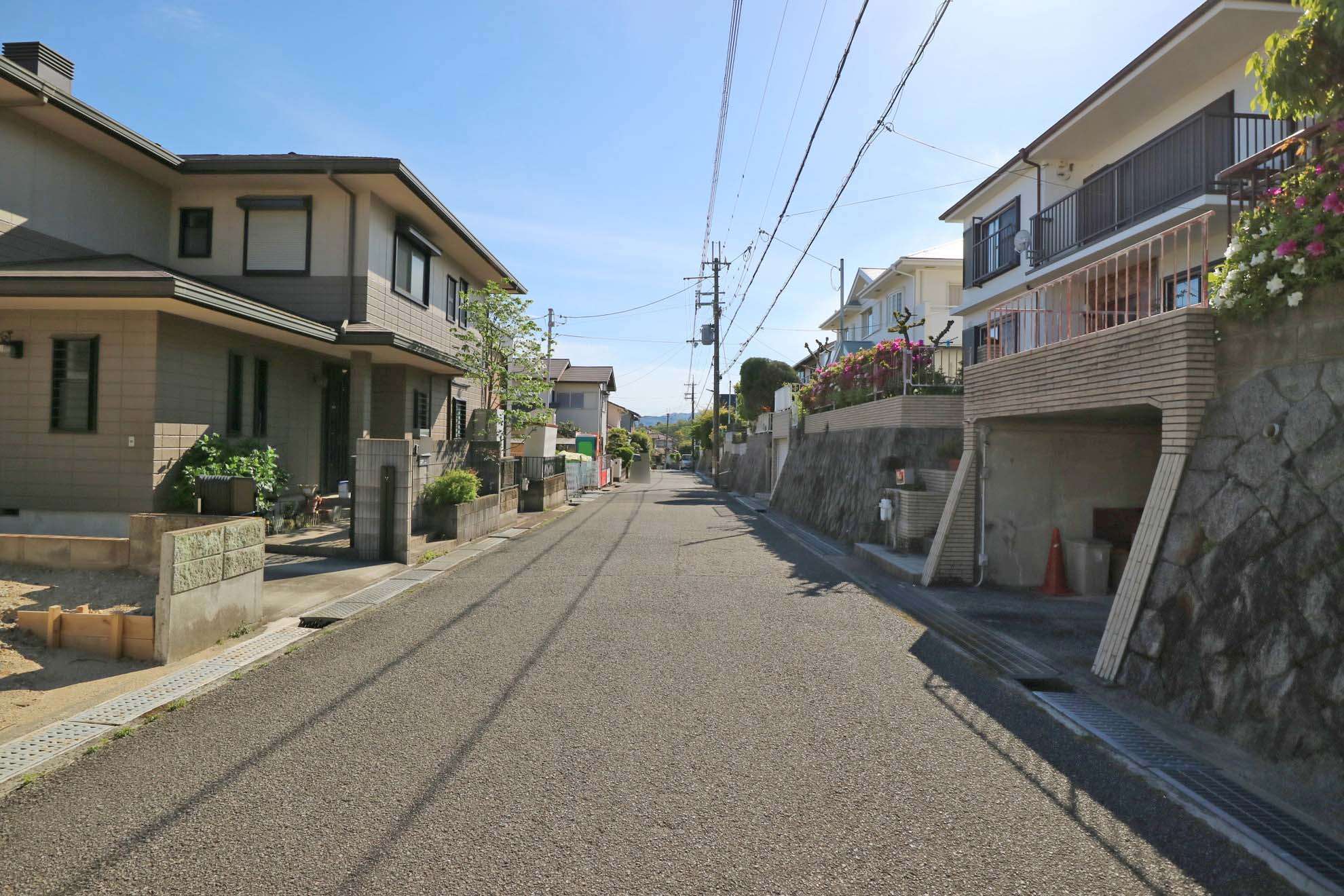 第1種低層住居専用地域に指定され、敷地の広い一戸建てが中心に立ち並んでいます。