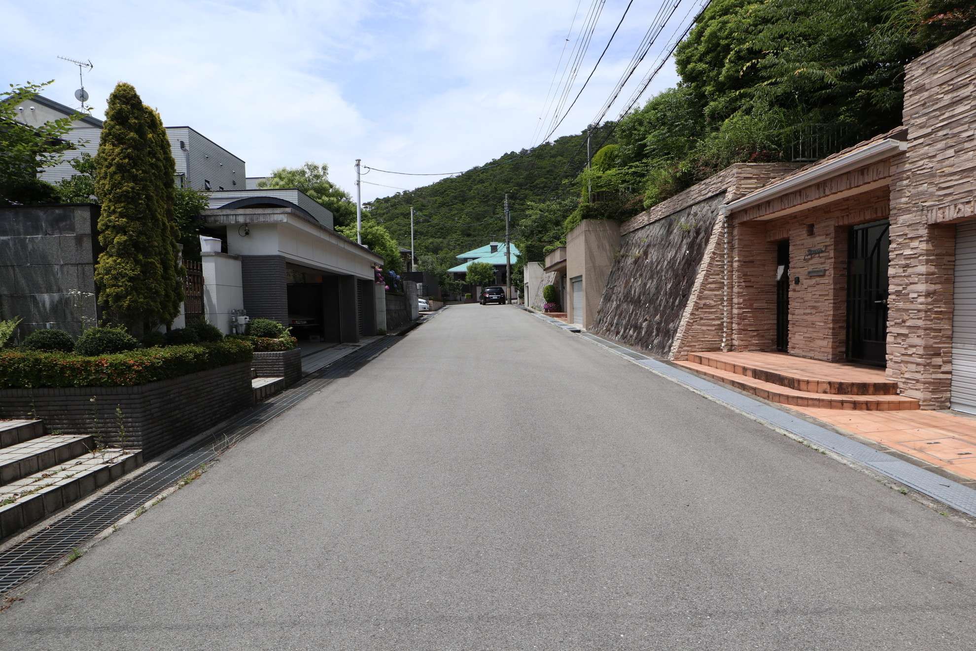 長尾山系の中腹に位置し、身近に自然を感じられる住環境が魅力。