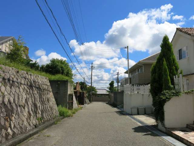 敷地の広い一戸建てが中心に立ち並ぶ閑静な街並みです。