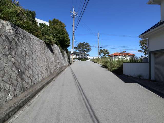 駅からは勾配の急な坂道が続くため、移動には車やバスが必需品ですが、タウン内には買物施設や公共施設、公園などの生活施設が揃っています。