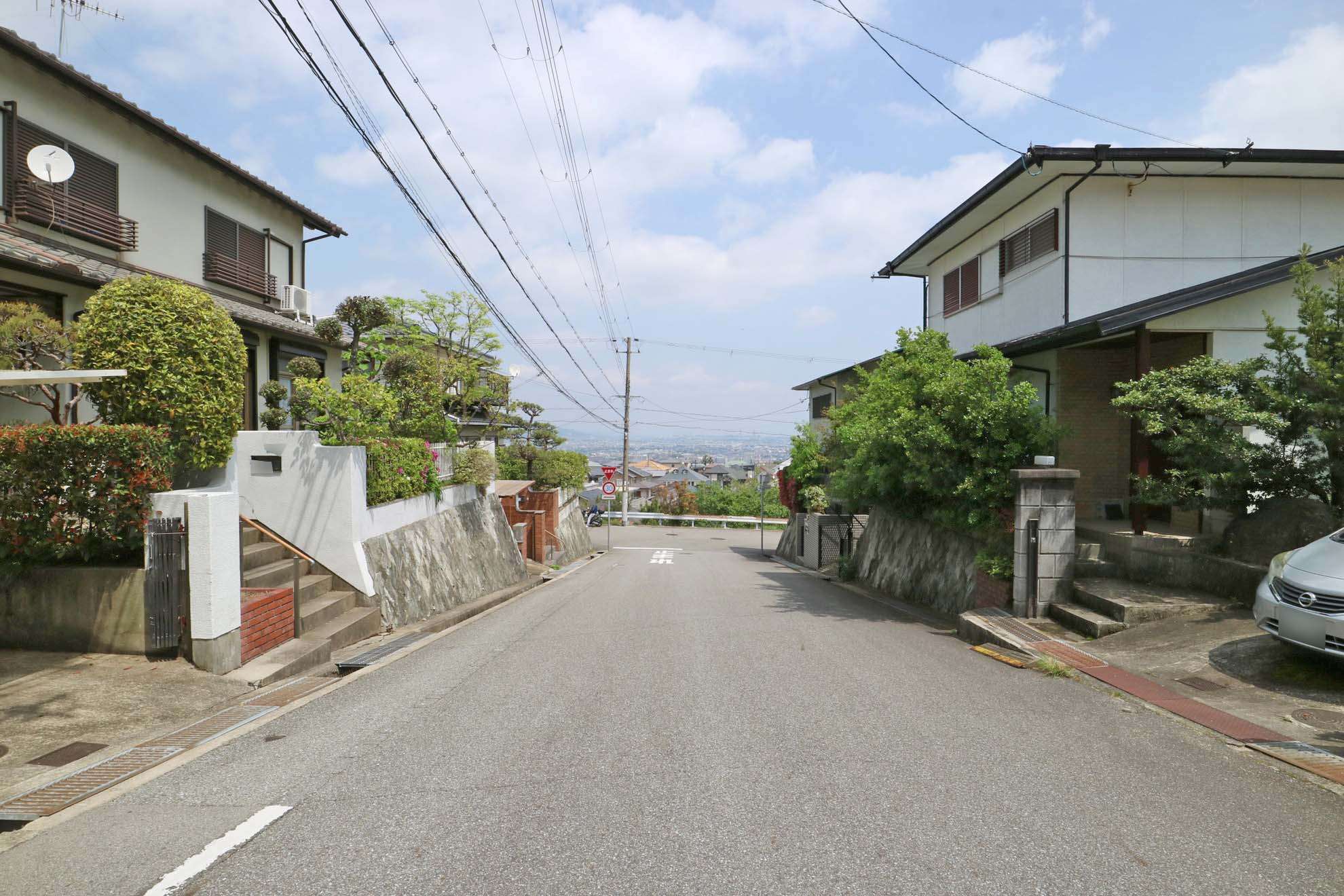 ひな壇になっている場所が多く、敷地面積40坪~70坪の一戸建てが整然と並ぶニュータウンらしい景観を形作っています。