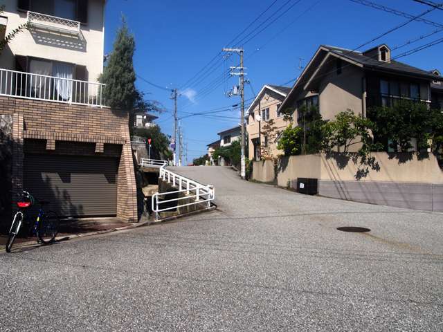 ニュータウン内の区画の整った住宅地。第1種低層住居専用地域に指定され、一戸建てが立ち並んでいます。