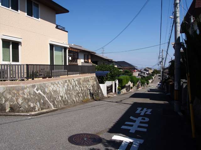 勾配の急な坂道が多く、自転車での移動は不向き。