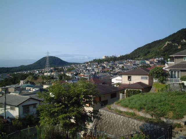 『逆瀬台』遠景。一戸建てが整然と建ち並ぶ、緑豊かな山手の住宅街です。
