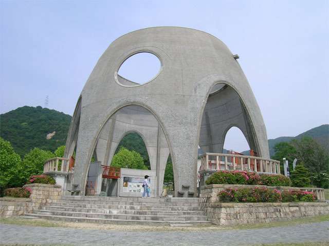 『ゆずり葉緑地』。逆瀬川の上流、六甲山系の山々に囲まれた公園。公園中央には大きなモニュメントがあります。