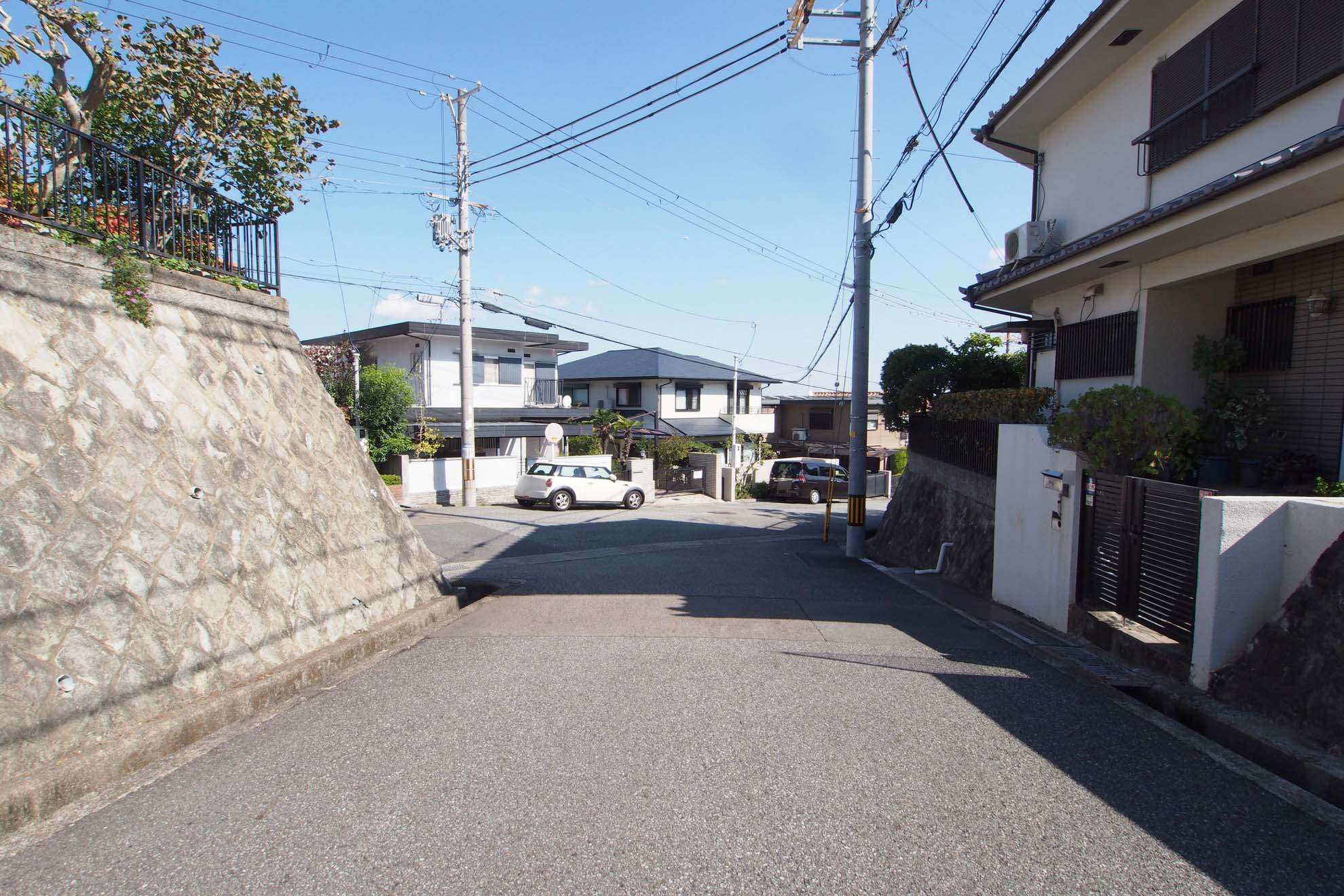 高台のため、駅からの道のりは勾配の急な坂道。(駅との高低差は約70m)