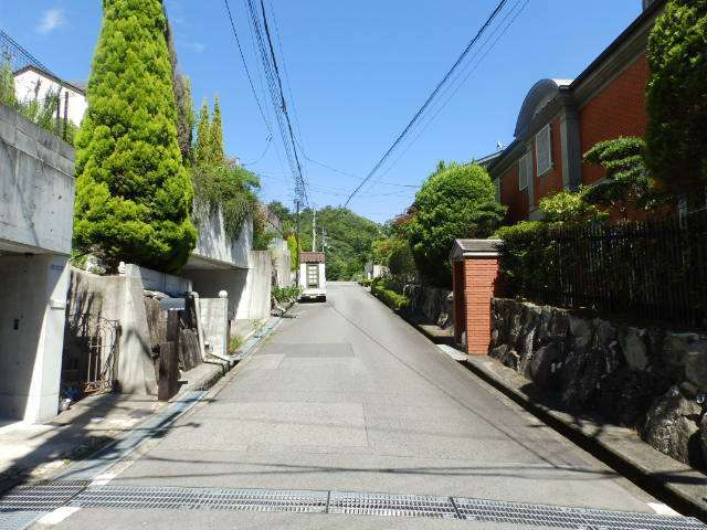 敷地の広い邸宅が立ち並んでいます。