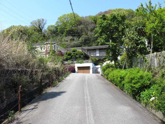 譲葉山の麓に位置する、山林に囲まれた閑静な町。