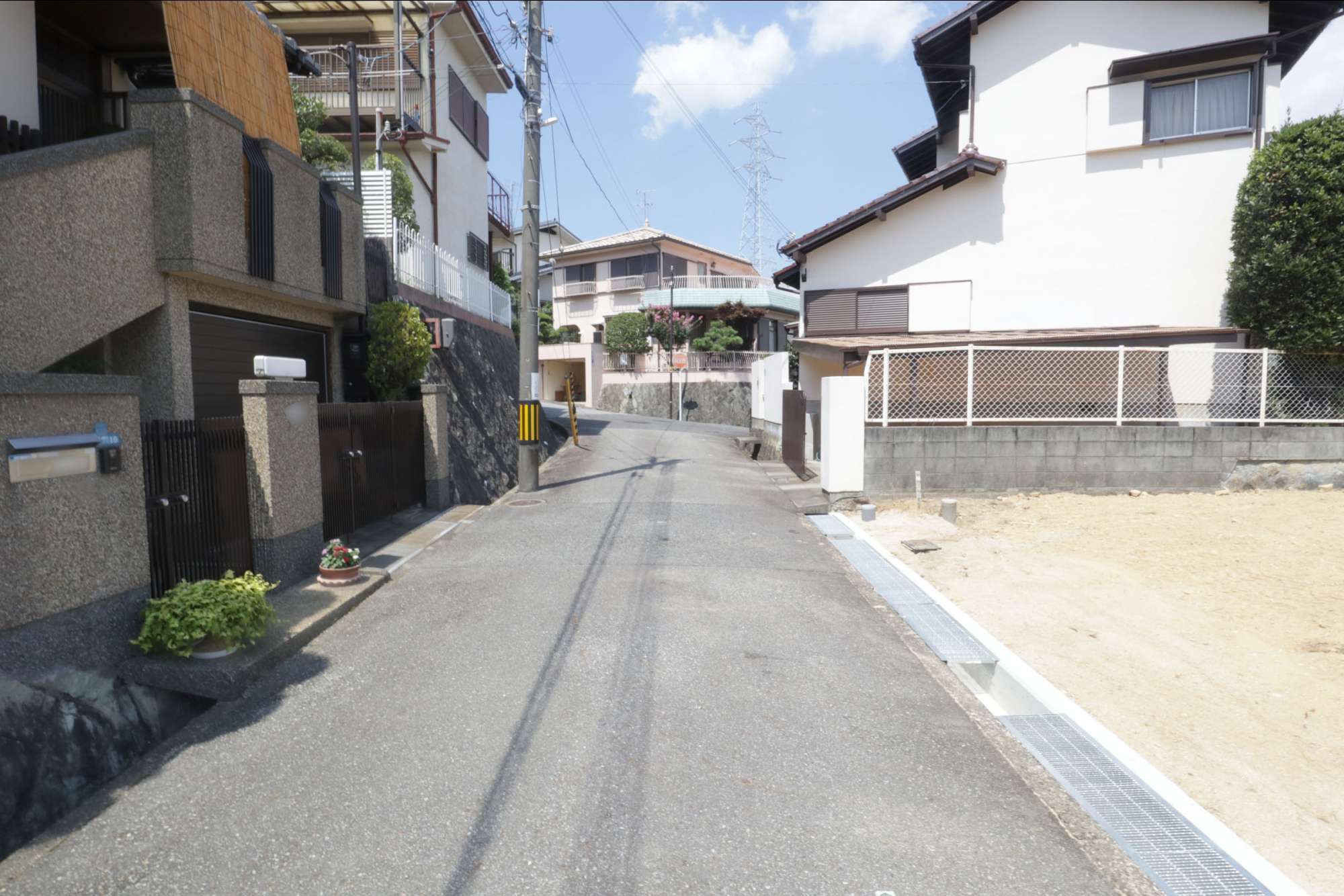 60坪前後の一戸建てが中心に並び、区画が整っています。