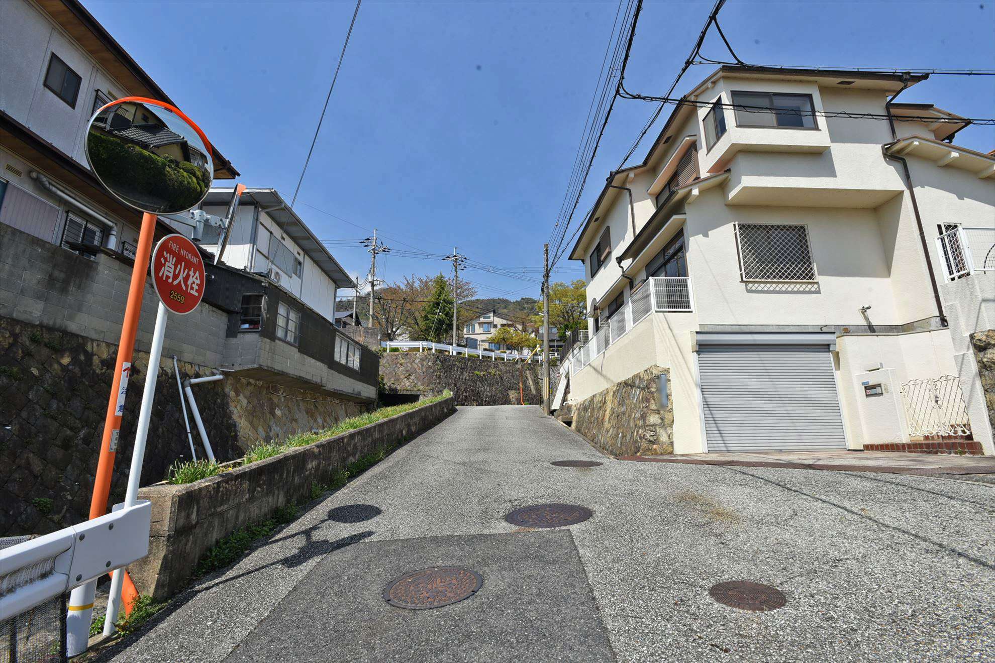 駅との高低差約130mの高台に位置し、勾配の急な坂道が多いです。