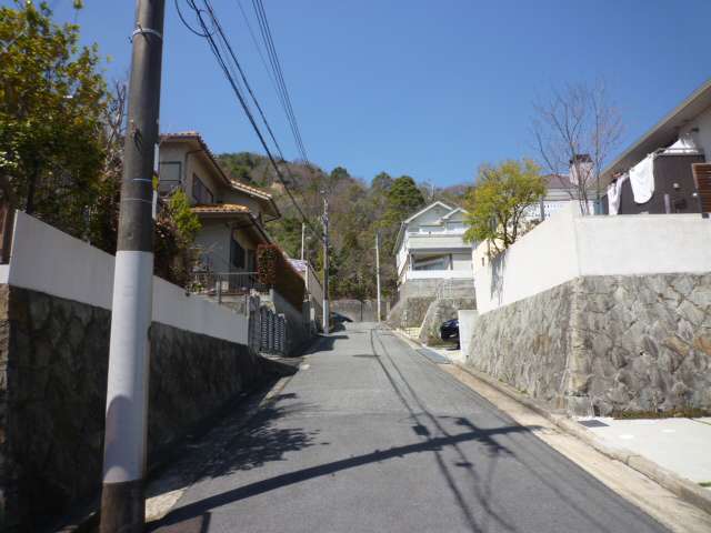 六甲山系の中腹に広がる町で、たいへん自然豊かな住環境。