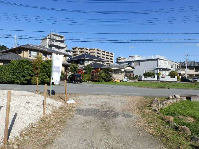一戸建てやマンション、ハイツなどが混在しています。