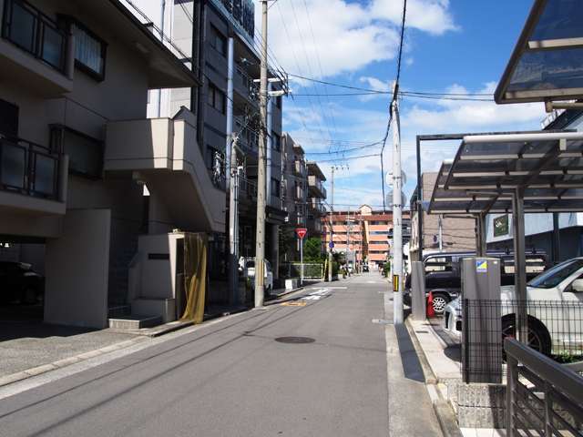 町の大部分が第1種中高層住居専用地域に指定されており、マンションが多く立ち並んでいます。