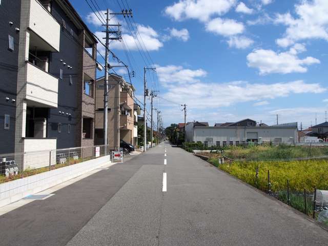 道幅は広く、すっきりした印象の街並み。地勢も平坦で、自転車での移動が容易です。