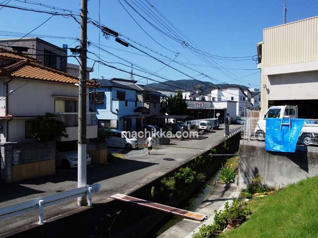 町の一部は準工業地域に指定されており、一戸建ての他に、工場が混在しています。