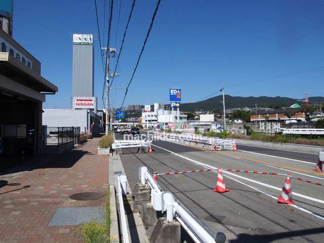 町中を走る県道42号線。自動車関連の店舗が立ち並んでいます。