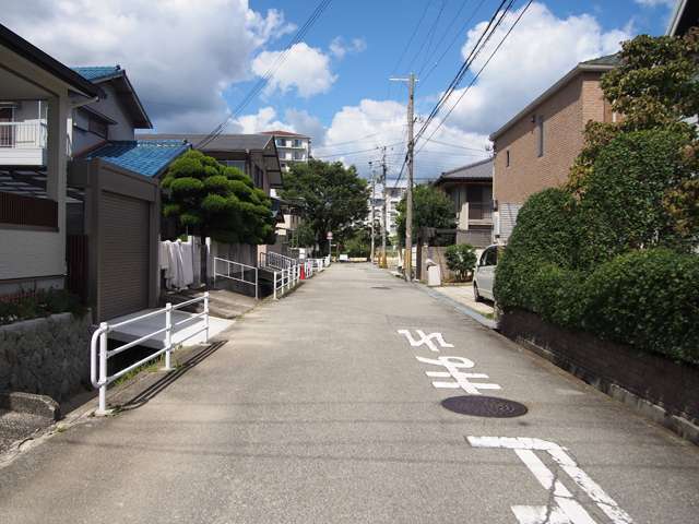 水路が流れる落ち着いた雰囲気の街並み。