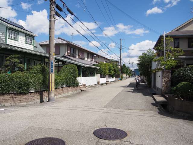 道幅は広く、ゆったりした印象の街並み。敷地の広い一戸建てが整然と立ち並んでいます。