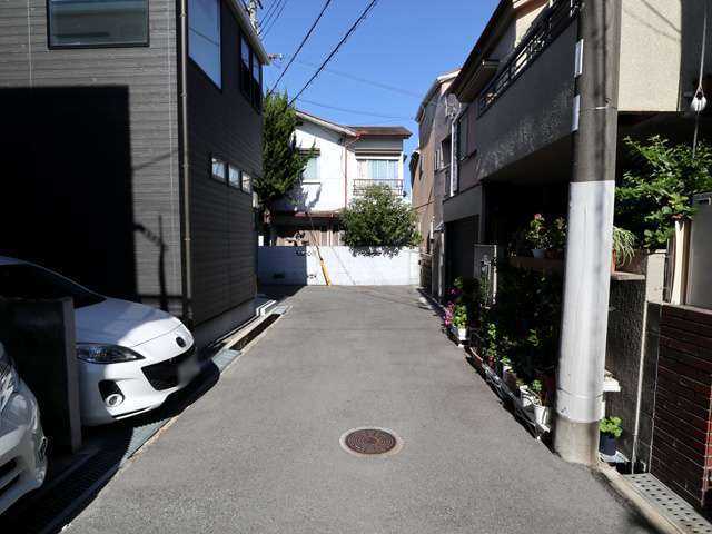 道幅は狭く入り組んでいますが、落ち着いた雰囲気の街並み。