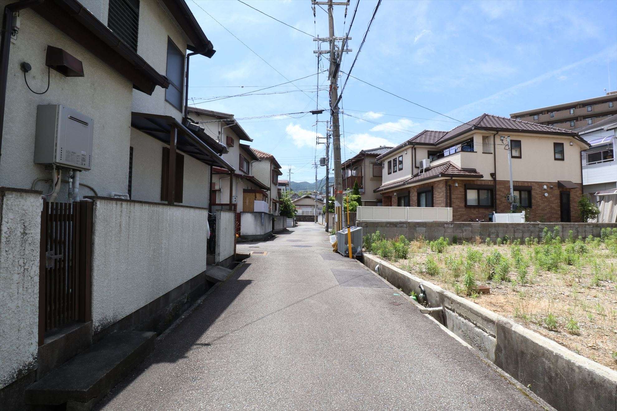 道幅が狭くやや入り組んだ街並みですが、車の通りが少ない閑静な住環境。