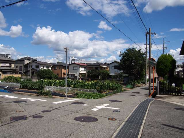 ところどころに田畑が残り、のどかな雰囲気があります。