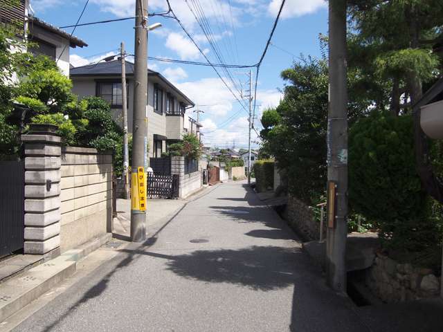 町中には坂道がありますが、緩やかで自転車での移動も十分可能です。