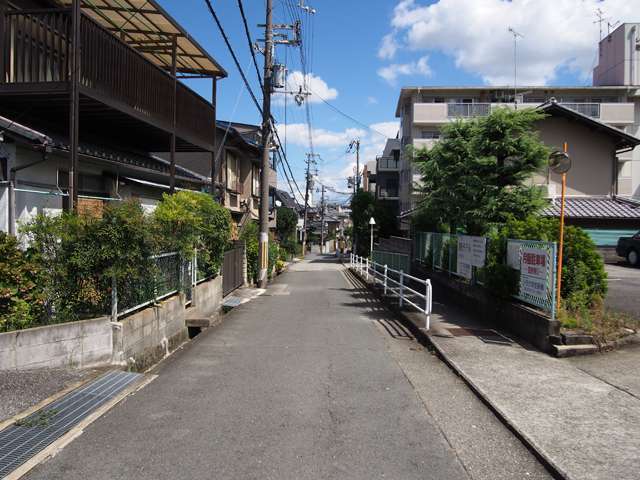 町の南部。一戸建ての他に、マンションやアパートなどが混在しています。