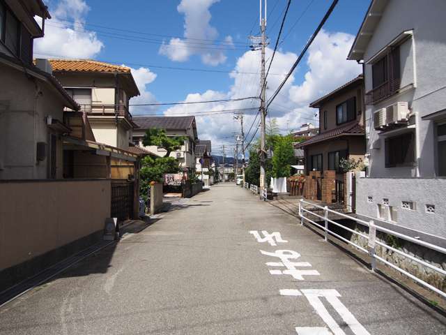 町の東部の景色。道幅の広い街路沿いに一戸建てが多く並んでいます。