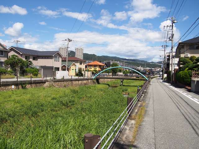 すぐ近くを流れる逆瀬川には緑が豊富で、夏にはゲンジボタルが見られるなど、身近で自然に触れられます。