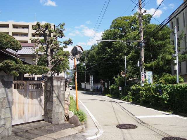 道幅は狭く、入り組んだ道が多いですが、公立小学校が比較的近い距離にあるため、子供を安心して送り出せます。