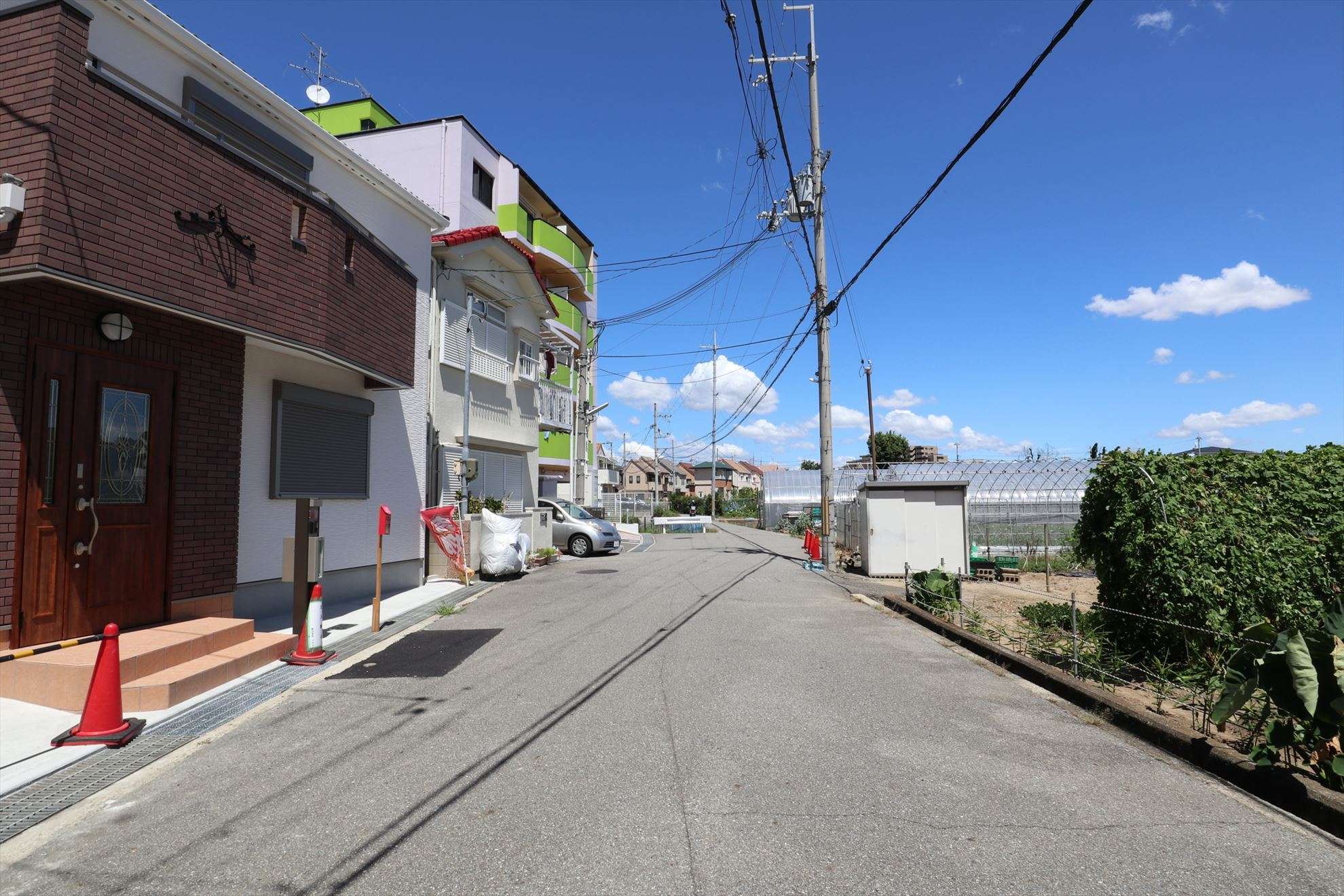 『山本野里1丁目』は田畑が多く残るのどかな雰囲気の街並みです。