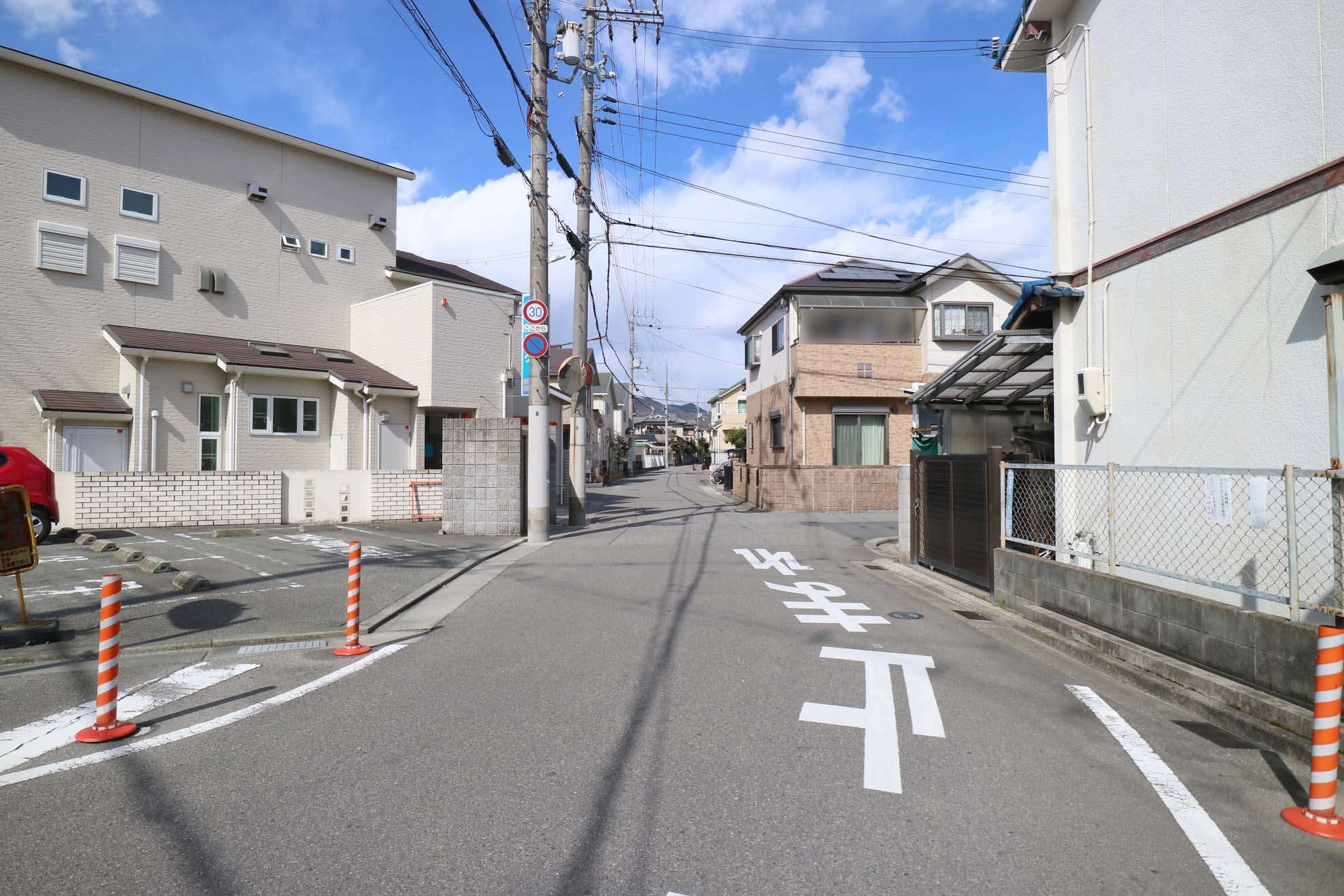 道幅は狭く入り組んでいますが、車の通りが少ない静かな住環境が魅力です。