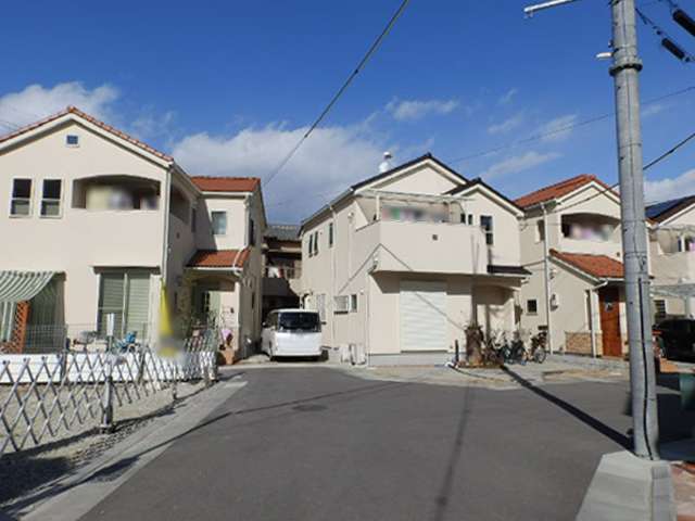 一戸建てが中心に立ち並ぶエリアと団地が中心に立ち並ぶエリアがあります。