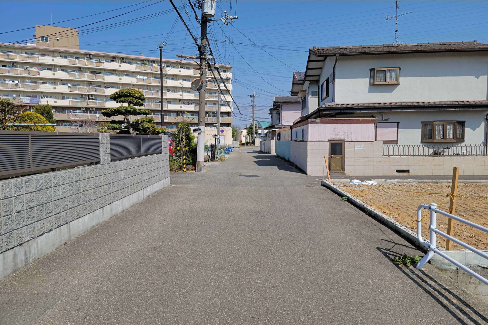 第1種中高層住居専用地域に指定されたマンションや一戸建てが混在する住宅地です。