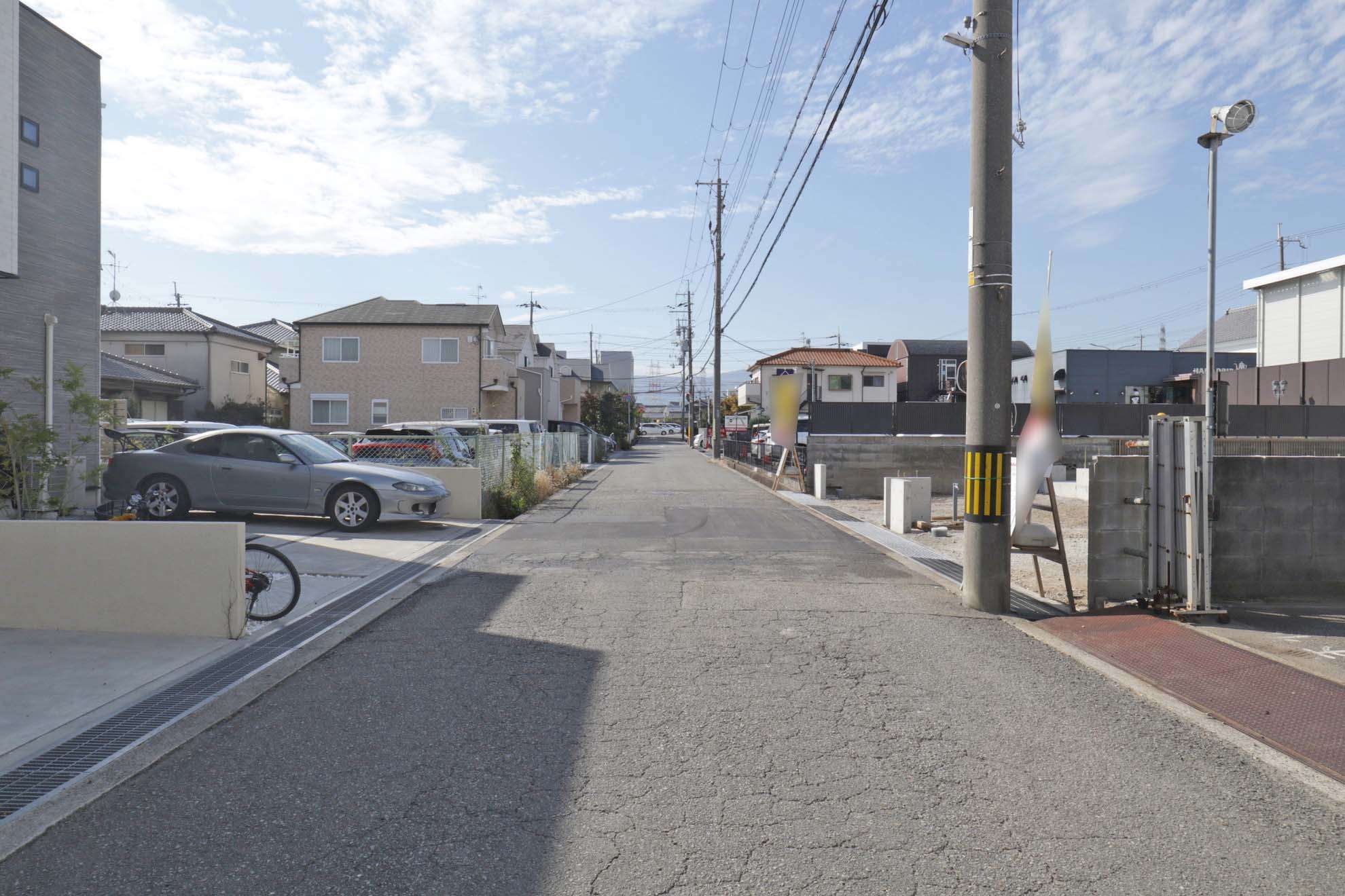 町の大半が第1種中高層住居専用地域に指定されており、一戸建てやマンションが混在しています。