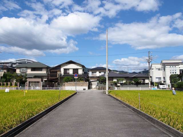 町中には田畑が多く、のどかな雰囲気の街並みが特徴。