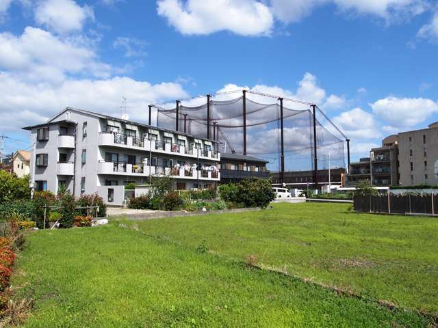 町の全域が第2種中高層住居専用地域内。マンショの他に、ゴルフ練習場が立っています。