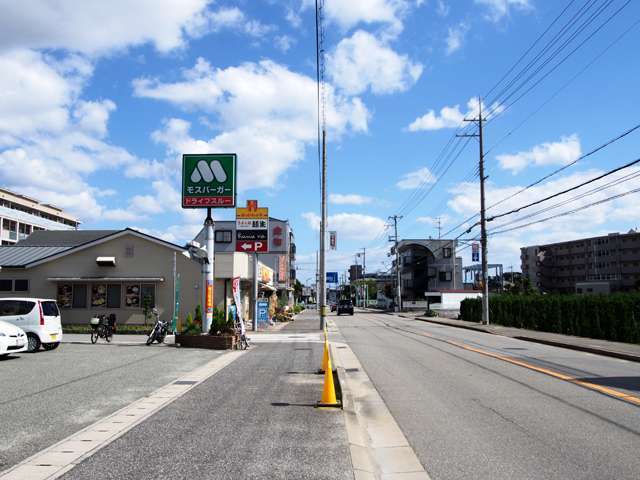町の南部。飲食店などの買物施設が立ち並んでいます。