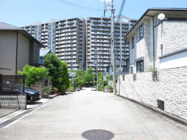 町の西側はマンションエリア、東側は戸建エリアになっています。