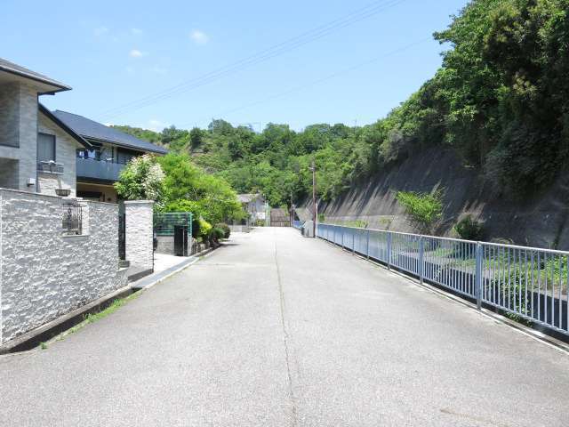 自然豊かな印象の街並み。子育てにぴったりの環境です。