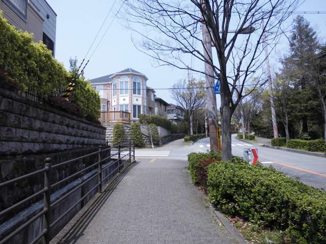 駅からの道のりは急勾配の坂道がありますが、周りを山々に囲まれた自然豊かな住環境が魅力。