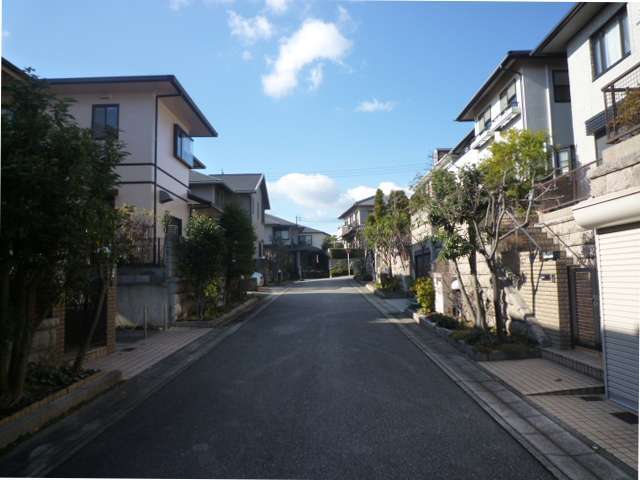 区画の整った街並みで、敷地の広い一戸建てが中心に立ち並んでいます。