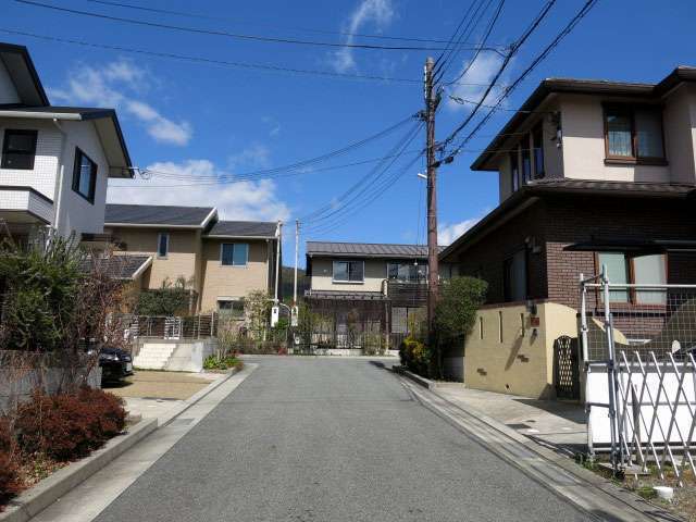 長尾連山の麓に広がる「山手台ニュータウン」の一角の住宅地。ニュータウンの中でも、阪急宝塚線「山本」駅からは最も近い位置にあります。