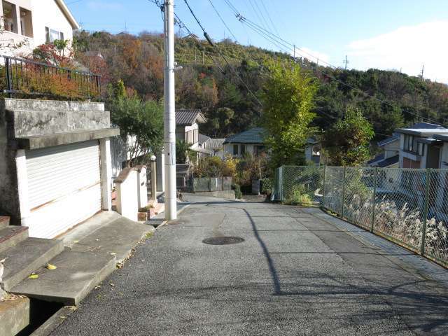 長尾連山の麓に位置し、自然林に囲まれた緑豊かな街並みです。