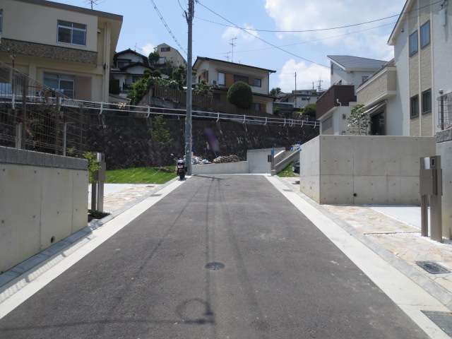 第1種低層住居専用地域に指定され、敷地の広い一戸建てが中心に立ち並んでいます。