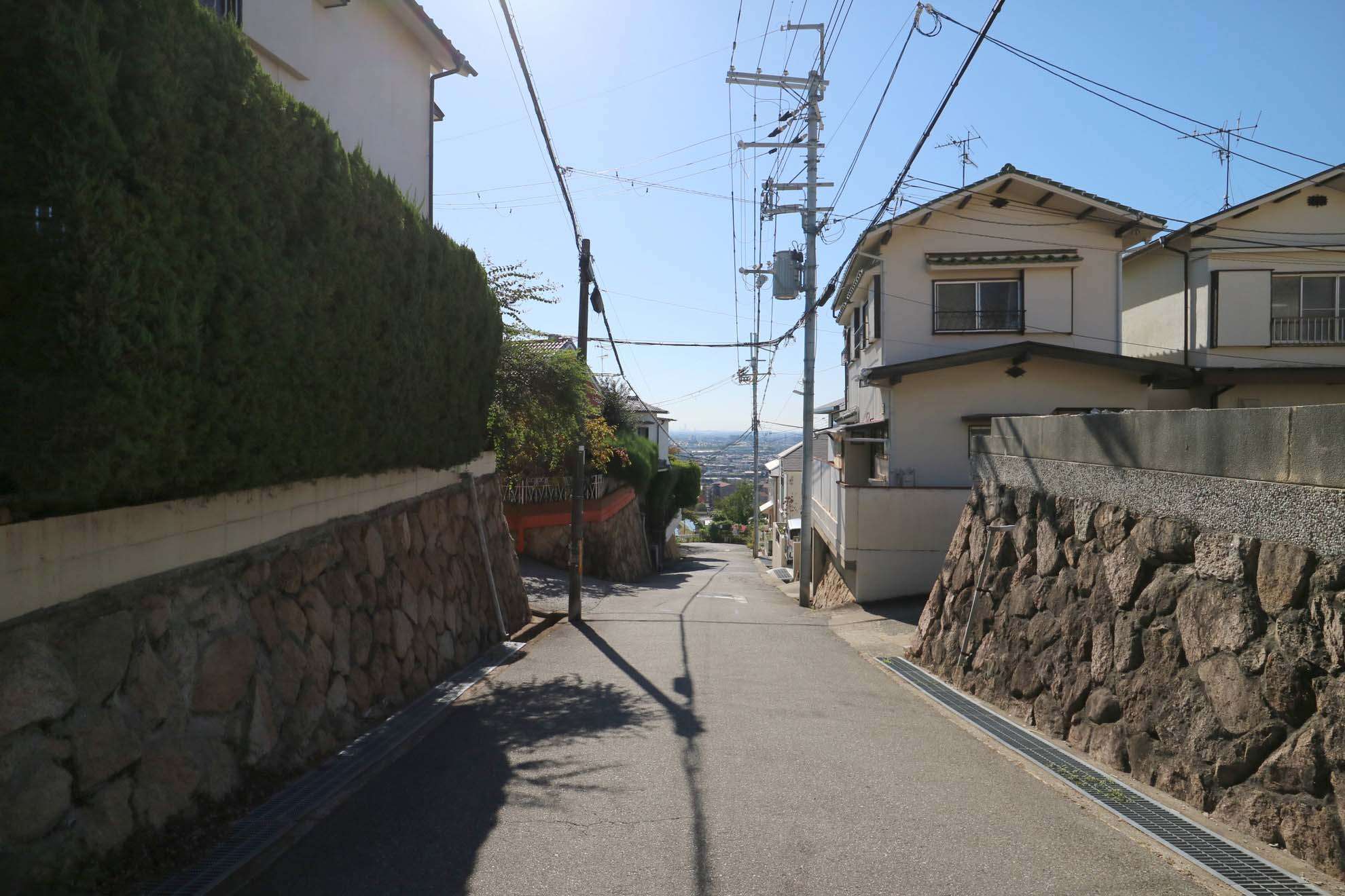 町中には勾配の急な坂道が多いですが、様々なところから市内を一望できる眺望がとれます。