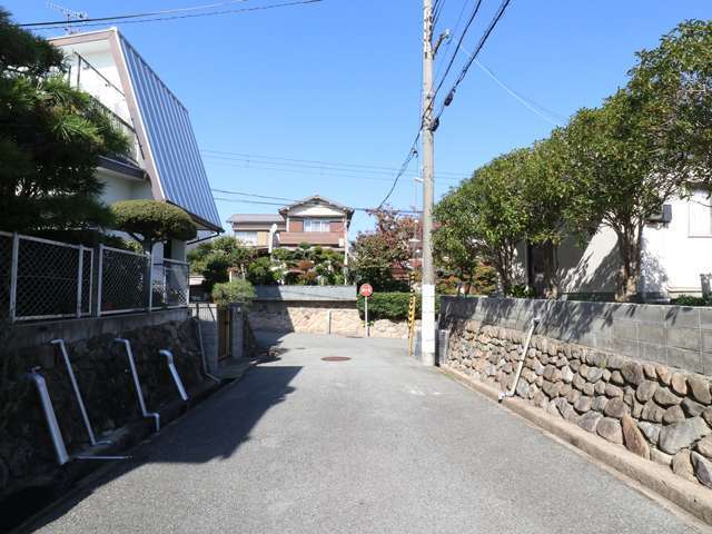 第1種低層住居専用地域に指定され、敷地の広い一戸建てが整然と立ち並んでいます。