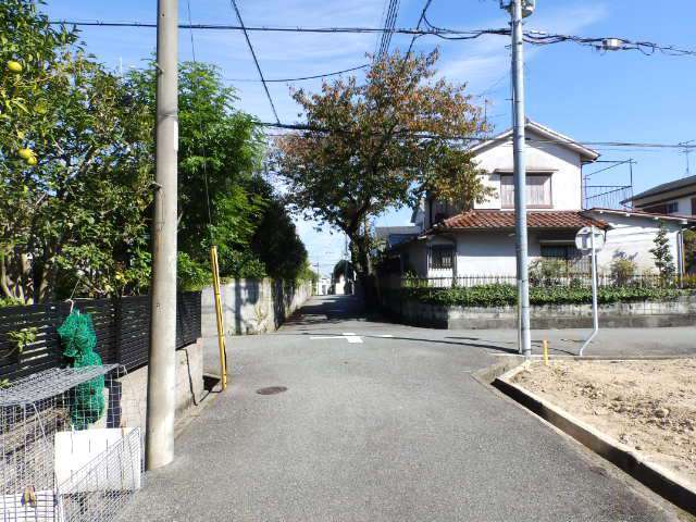 生垣のある家が多く、町全体に緑豊かな印象があります。